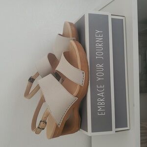 Gently Used Dansko Tamia Sandals Size 38